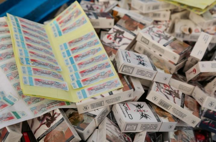 Bea Cukai Serahkan Tersangka dan 800 Ribu Batang Rokok Ilegal ke Kejari Bengkayang