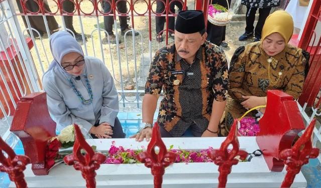Menjelang Penetapan Sebagai Pahlawan Nasional, Menteri PPPA Ziarahi Makam Marsinah di Nganjuk
