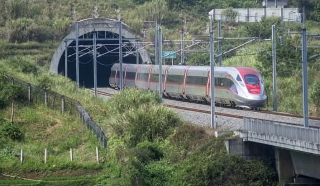 Sorotan Ekonomi Indonesia Sepekan: Kelanjutan Program Magang, Potensi Penurunan PPN, hingga Dua Tahun Operasi Kereta Cepat Wh
