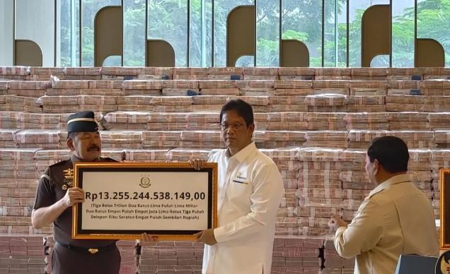 Uang Korupsi Ekspor CPO Rp13,255 Triliun Dikembalikan ke Negara, Prabowo Saksikan Langsung Penyerahan