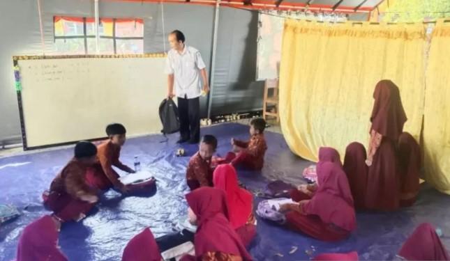 Dua SD di Pamekasan Gelar KBM di Tenda dan Rumah Warga Usai Diterpa Bencana
