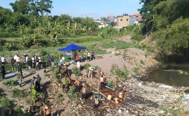 25 Ton Sampah Terkumpul Usai Banjir Bandang Bali, Ratusan Relawan Bersihkan Sungai Campuhan Gianyar