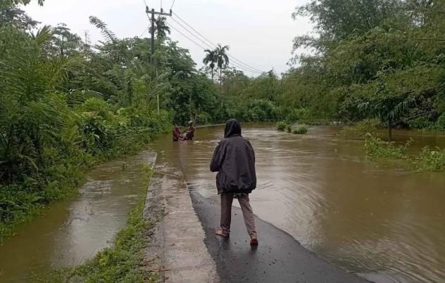 BPBD Simeulue Tangani Banjir di Tiga Desa, Warga Diminta Waspada Cuaca Ekstrem