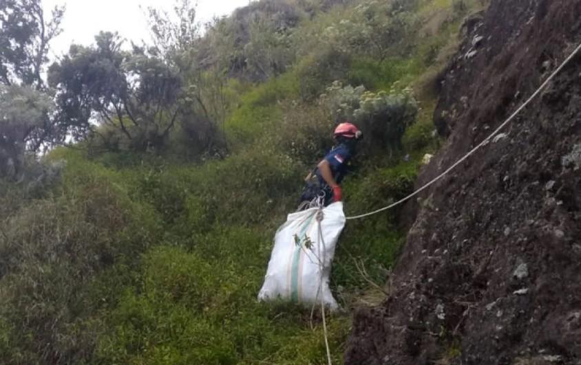 Aksi Bersih-Bersih Ekstrem di Gunung Rinjani, Tim Rescue TNGR Gunakan Teknik Rappelling