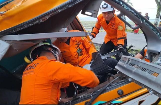 Sopir Truk Bermuatan Kayu Selamat Setelah Terjepit Akibat Kecelakaan di Purbalingga