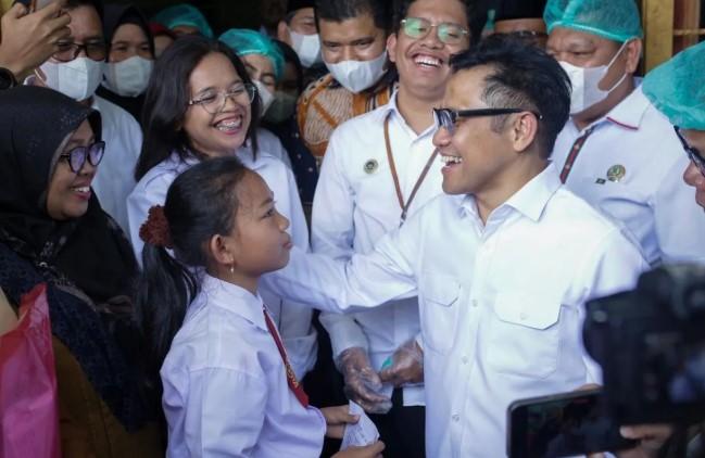 Siswi SD Sampaikan Terima Kasih atas Makanan Bergizi Gratis, Cak Imin Tekankan Pengawasan Program MBG