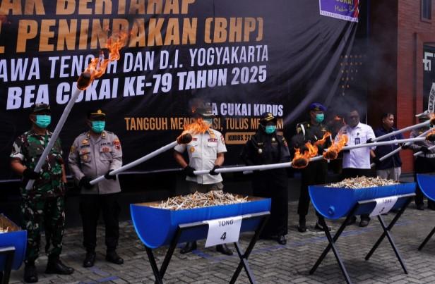 Bea Cukai Kudus Musnahkan 10,8 Juta Batang Rokok Ilegal Berbagai Merek Senilai Rp15,98 Miliar