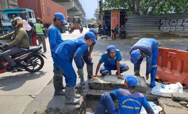 Cegah Banjir, SDA Cakung Barat Keruk Saluran Air Sepanjang 100 Meter Secara Manual