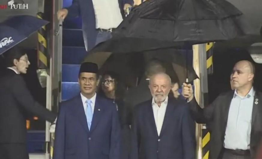 Presiden Brazil Tiba di Jakarta Disambut Hujan Deras dan Upacara Kehormatan