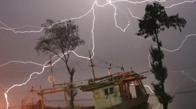 BMKG Peringatkan Cuaca Ekstrem Rabu: Hujan Petir, Panas Maksimum, Banjir Rob, dan Gelombang Tinggi