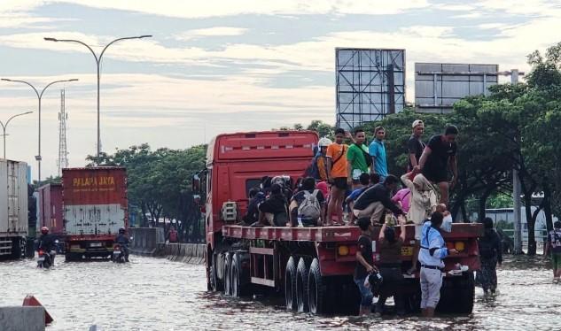 Banjir Masih Genangi Jalur Pantura Semarang-Demak, Pengendara Diimbau Gunakan Jalur Alternatif