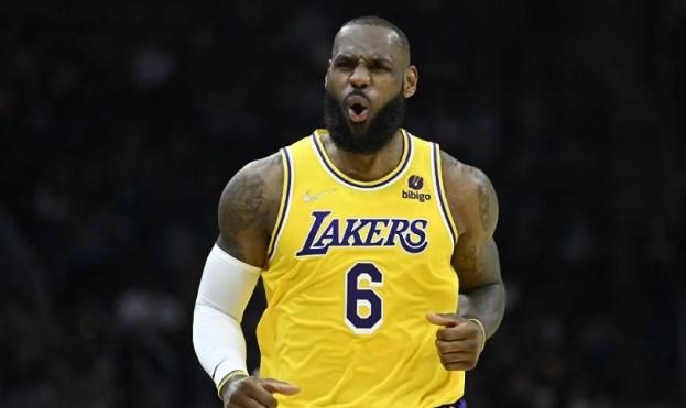 LeBron James Bantu Evaluasi Kekalahan Lakers dari Warriors Meski Absen karena Cedera