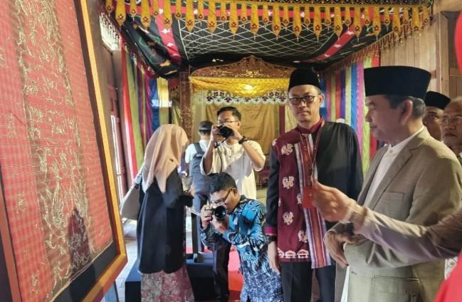 Museum NTB Gelar Pameran Jejak Identitas Sumbawa, Tampilkan Wastra Bersejarah di Istana Dalam Loka