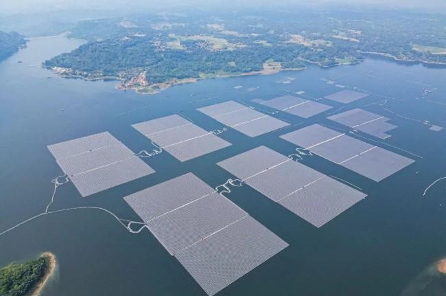 Kilauan Panel Surya di Cirata Jadi Simbol Kemandirian Energi Bersih Nasional