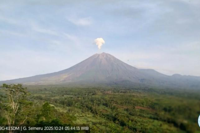Gunung Semeru Meletus Dua Kali, Kolom Abu Capai 700 Meter dan PVMBG Keluarkan Peringatan Waspada