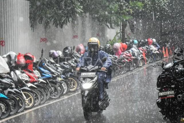 BMKG Prakirakan Hujan Ringan hingga Sedang Guyur Seluruh Wilayah DKI Jakarta pada Jumat