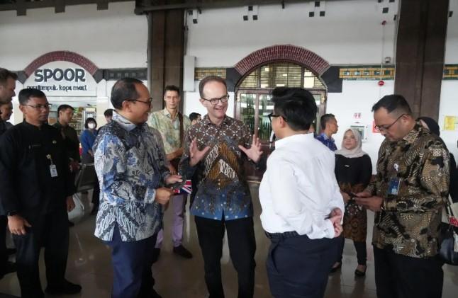 Dukung Transportasi Rendah Emisi, KAI dan Inggris Perkuat Kolaborasi melalui Program UK PACT di Semarang
