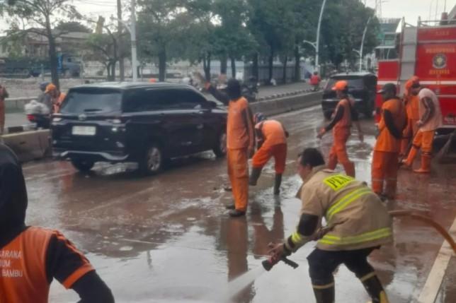 Gulkarmat Bersihkan Ceceran Tanah di Jalan Yos Sudarso Sepanjang 100 Meter