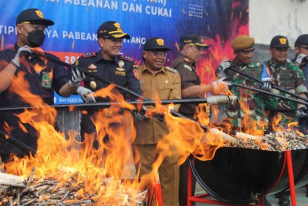 Bea Cukai Bontang Musnahkan Rokok dan Miras Ilegal Senilai Ratusan Juta Rupiah
