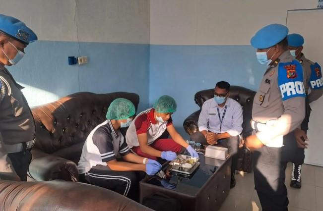 Polda NTT Rutin Cek Menu Makan Bergizi Gratis untuk Pastikan Keamanan Anak Sekolah