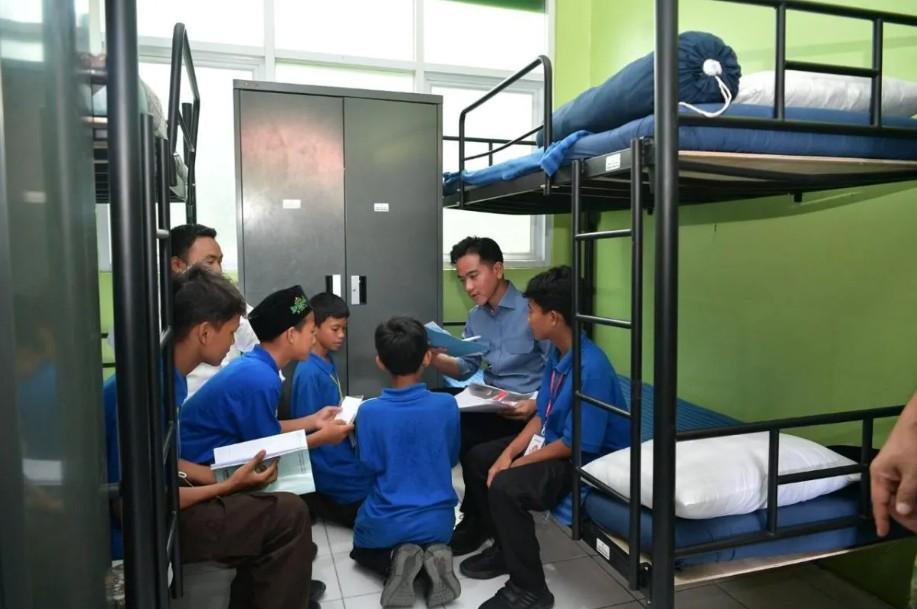 Wapres Gibran Pastikan Pengadaan Seragam dan Komputer untuk Sekolah Rakyat SMPN 18 Cirebon Segera Didistribusikan