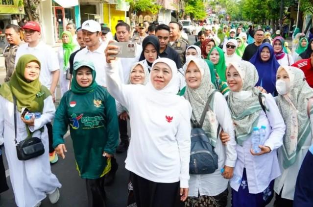 Khofifah Ajak Masyarakat Teladani Semangat Santri di Jalan Sehat Hari Santri Nasional 2025