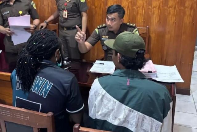 Polisi Serahkan Pelaku Penembakan Brigpol Ronald Enok ke Kejari Nabire Bersama Barang Bukti
