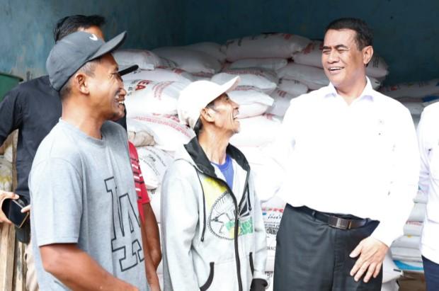 Mentan Amran dan KSP Qodari Sidak Kios Pupuk, Petani Tersenyum Harga Pupuk Turun