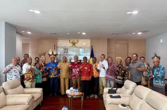 Kemenhut dan Pemprov Papua Sepakat Jaga Kelestarian Cenderawasih dan Budaya Lokal Pasca Insiden Pembakaran Mahkota