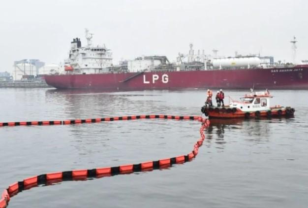 Pelindo Tanjung Priok Gelar Simulasi Tumpahan Minyak untuk Tingkatkan Kesiapsiagaan Lingkungan Pelabuhan