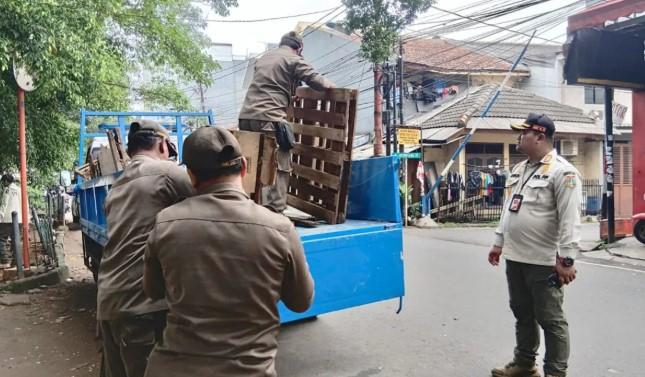 Satpol PP Tertibkan PKL dan Odong-odong Liar di Jatinegara Timur