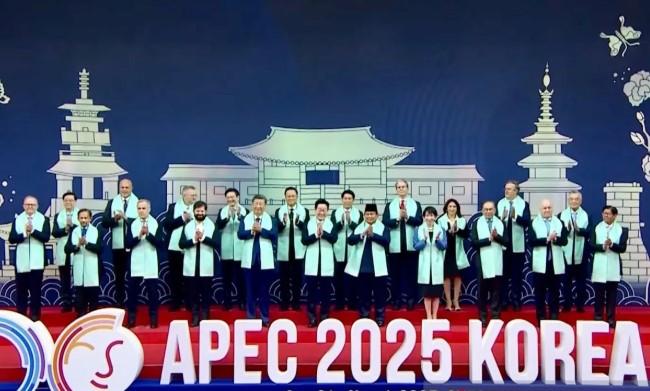 Prabowo Berdiri di Barisan Depan Bersama Presiden Korsel dan China dalam Foto KTT APEC 2025