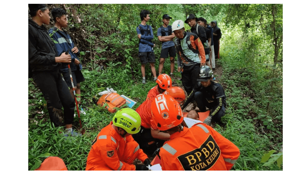 Remaja Terpeleset Saat Turun dari Bukit Klotok, BPBD Kediri Lakukan Evakuasi di Jalur Licin