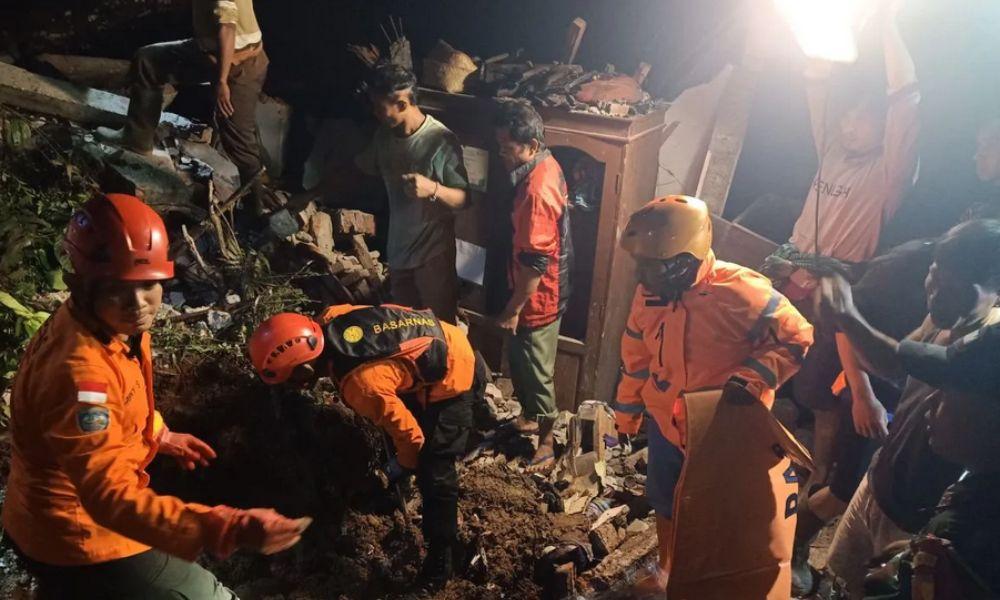 Longsor Tewaskan Empat Anggota Keluarga di Trenggalek, Satu Orang Selamat dengan Luka-Luka