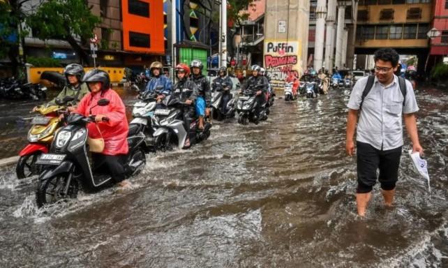 Hujan dan Awan Tebal Selimuti DKI Jakarta Sepanjang Hari Ini, Warga Diminta Waspada Petir di Siang Hari