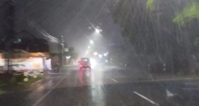 BMKG Prediksi Hujan Ringan hingga Petir di Banyak Wilayah Indonesia, Warga Diminta Waspada Cuaca Ekstrem