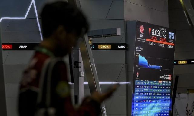 IHSG Dibuka Menguat ke 8.208, Pelaku Pasar Pantau Data Ekonomi Domestik dan Global