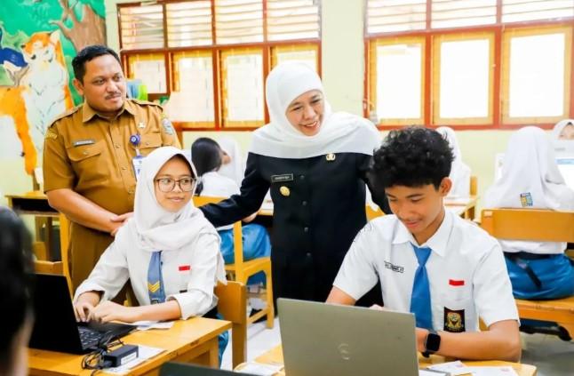 Gubernur Khofifah Pastikan 390 Ribu Siswa di Jatim Siap Hadapi TKA, Tekankan Kesiapan Teknis dan Mental