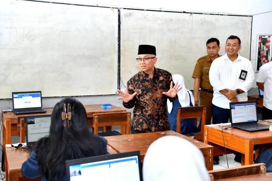 Wamendikdasmen Tinjau TKA Hari Pertama di Bandung: Aman, Jujur, dan Gembira