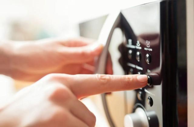 Memasak dengan Microwave Bisa Jaga Nutrisi Makanan, Asal Dilakukan dengan Cara yang Benar