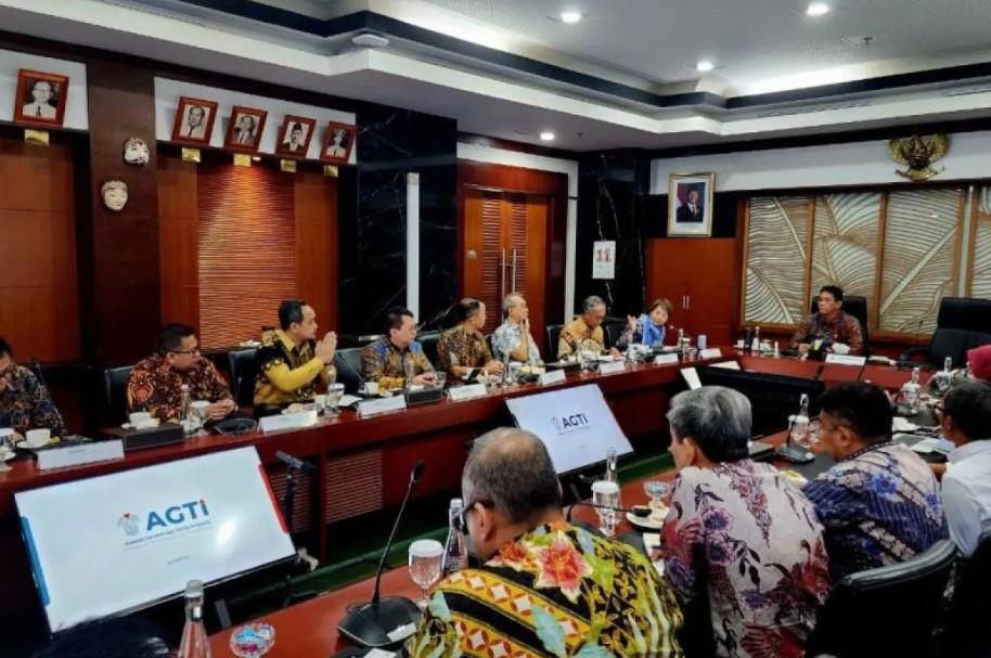 AGTI Serahkan Peta Jalan Perlindungan Industri Tekstil, Pemerintah Dukung Pembatasan Impor Barang Bekas