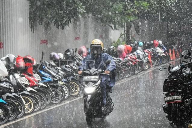 BMKG Prediksi Seluruh Wilayah Jakarta Diguyur Hujan Sore Ini, Waspadai Petir di Jakarta Selatan dan Timur