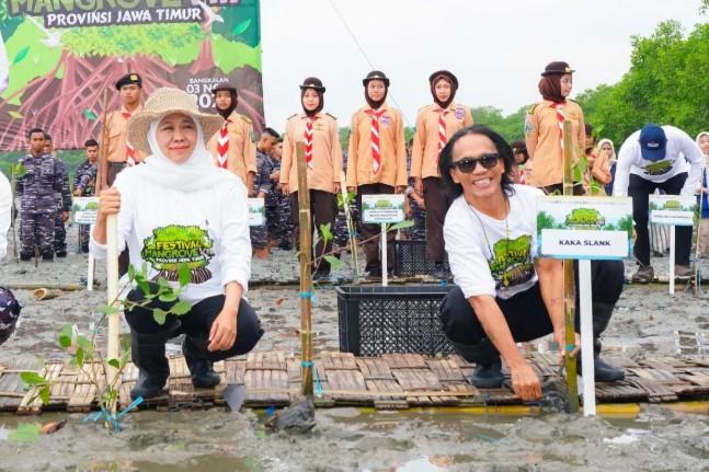 Gubernur Khofifah dan Kaka Slank Tanam Mangrove di Bangkalan, Dorong Ketangguhan Ekologis dan Aksi Iklim
