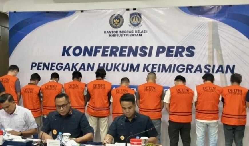 Imigrasi Batam Deportasi Enam WNA, Ungkap Modus Penyalahgunaan Visa dan Pelanggaran Izin Tinggal
