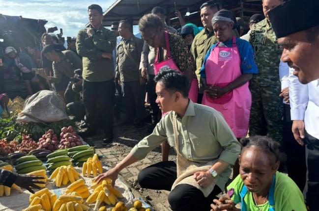 Kunjungi Pasar Wosi, Wapres Gibran Beli Jeruk untuk Dukung Ekonomi Rakyat Papua Barat
