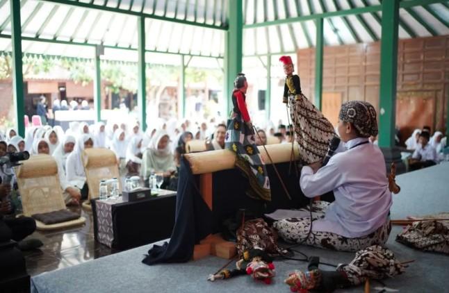 Kemkomdigi Edukasi Santri Yogyakarta melalui SAHABAT TUNAS dengan Wayang Golek