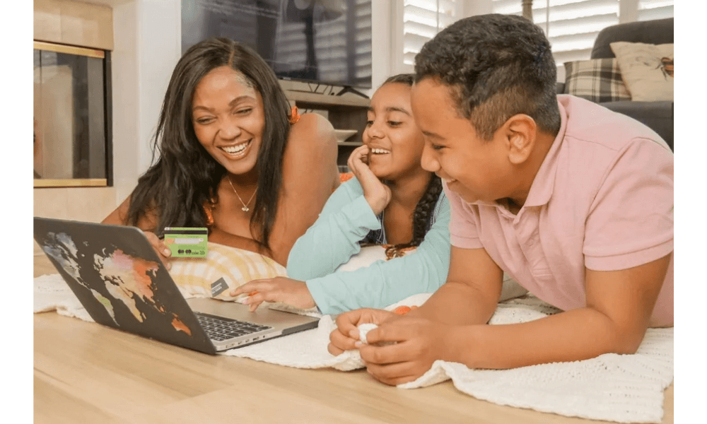 Wamenkominfo Soroti Risiko Ketergantungan Anak pada AI, Dorong Literasi Digital bagi Orang Tua dan Guru