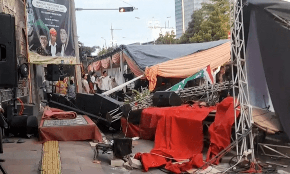 Minibus Tabrak Tenda Acara Maulid di Kembangan, Dua Orang Luka dan Diduga Akibat Pengemudi Mabuk