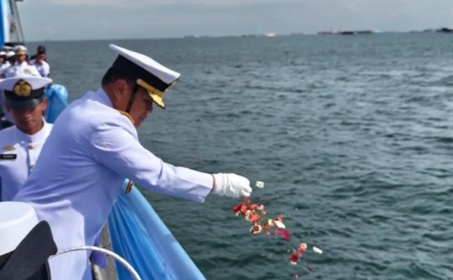 TNI AL Gelar Upacara Tabur Bunga di Teluk Jakarta untuk Peringati Hari Pahlawan 2025