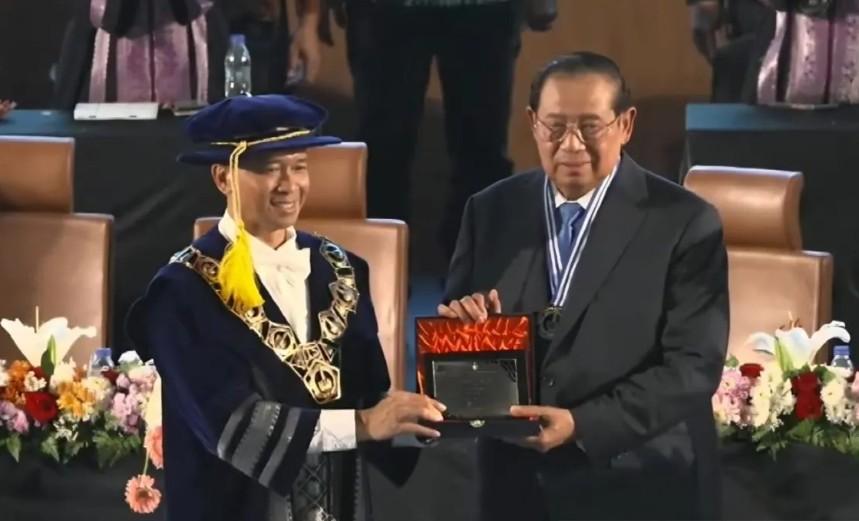 SBY Terima Penghargaan Tertinggi dari ITS atas Jasa Besar bagi Bangsa